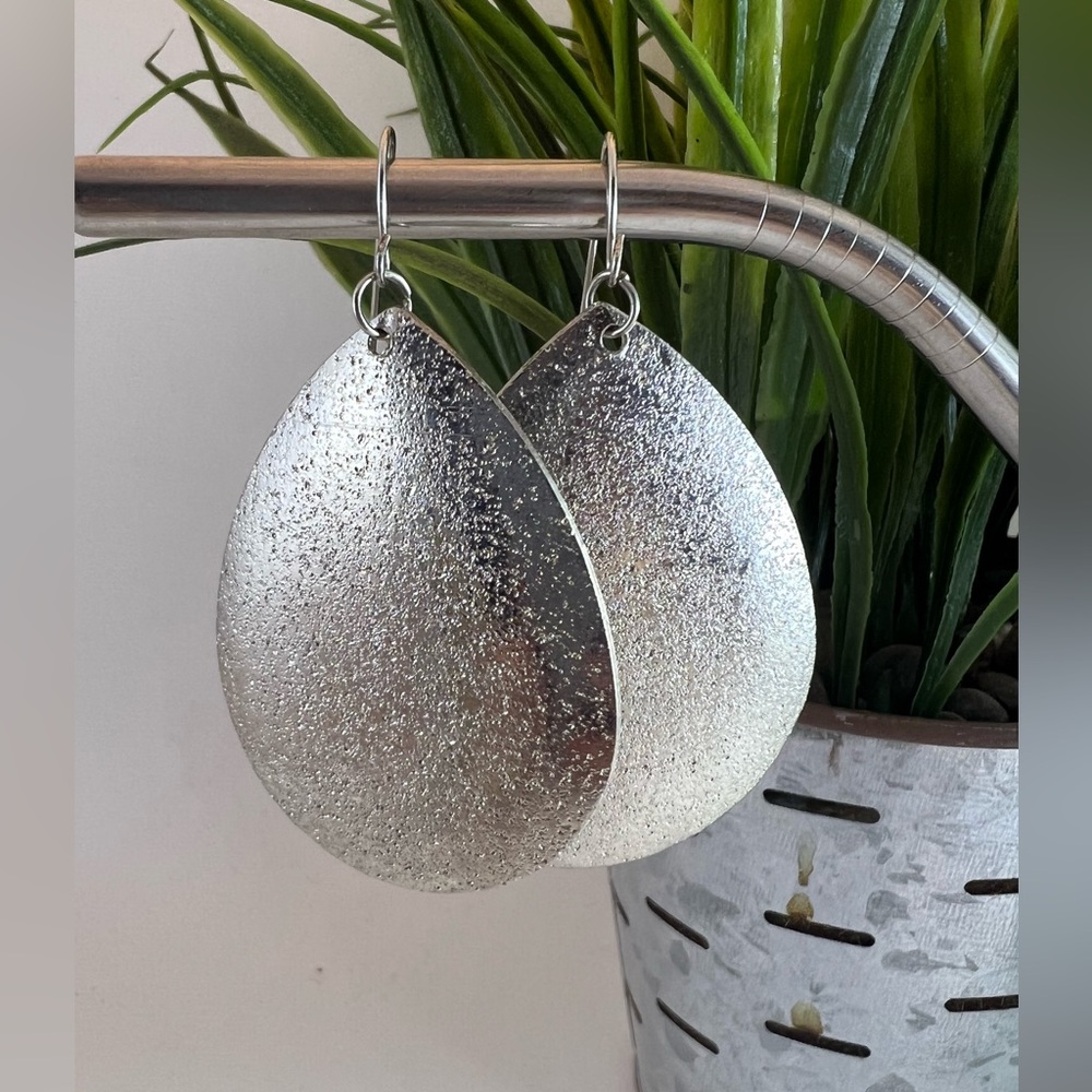 Silver color teardrop fashion earrings